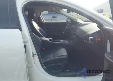 2018 Jaguar Xe 25T Premium z USA, uszkodzony, nr VIN SAJAD4FX9JCP32648